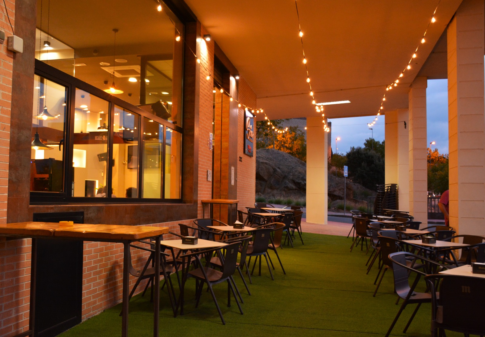 La terraza de Soie iluminada al atardecer